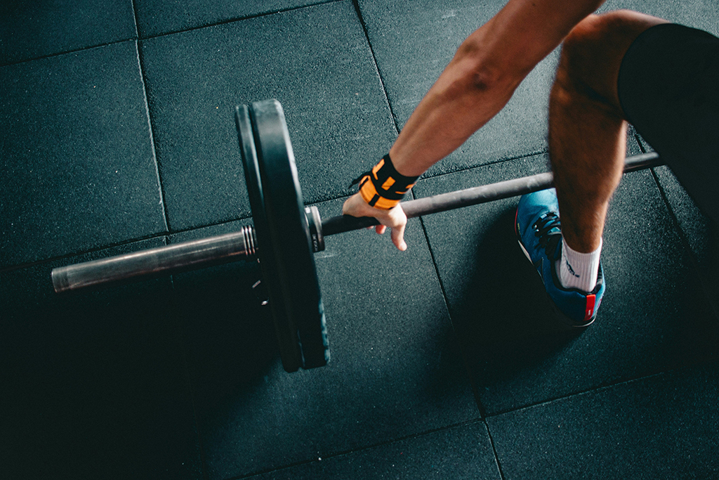 photo of man working out at Mojo Fitness with a barbell